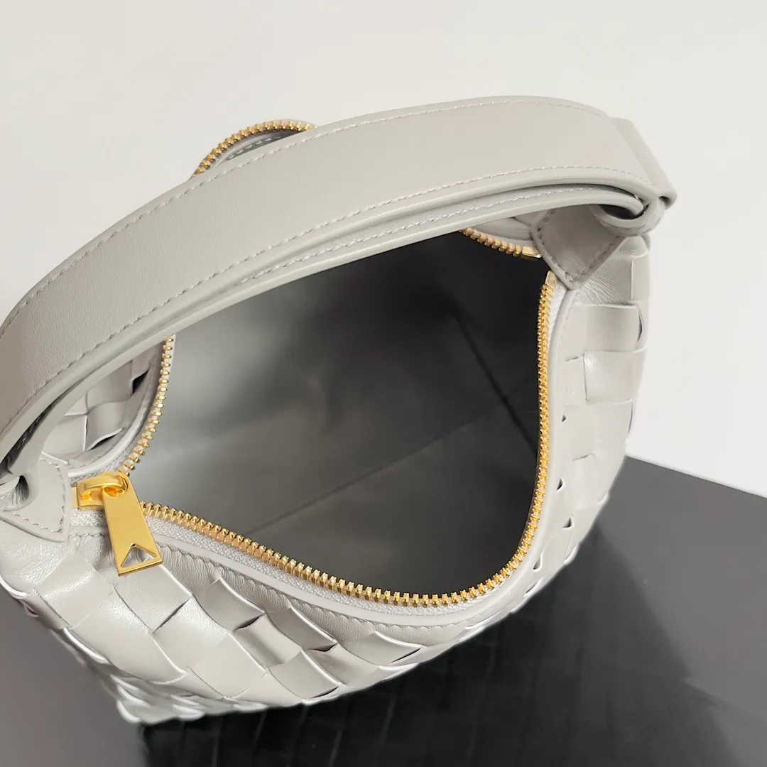Batch 1360 It is predicted that BV Bottega’s lunch bag will be popular again this year. The entire bag is made of top nappa lambskin, which is very soft and lightweight. It also uses the intrecciato weaving process that the two founders spent several months developing from the beginning of the brand. It is completely hand-woven by Italian craftsmen. It perfectly reflects the craftsmanship of Bottega. The entire bag shape is also a very practical and popular lunch box bag type. The slightly curved arc of the bag mouth can also better fit our wrists. Style number: 754443 Size: 22*13*9